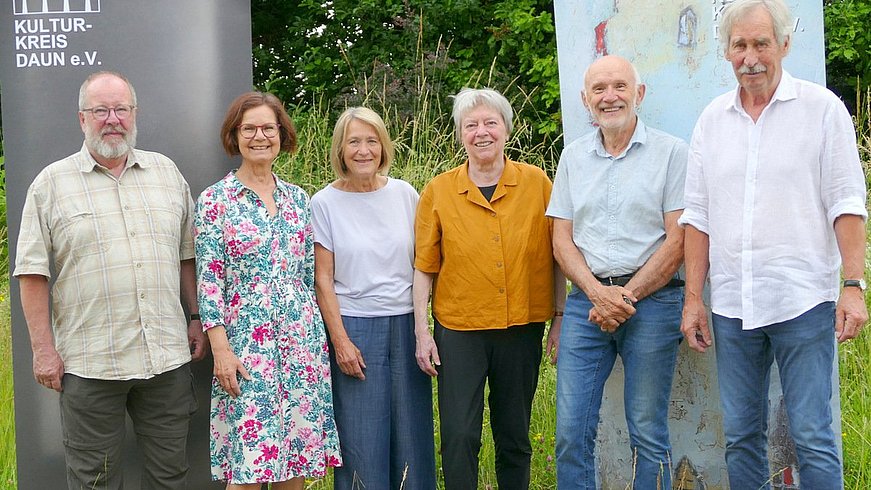 v. li. Hansjörg Schwarz (Internetbeauftragter), Elke Czernohorsky (Schriftführerin), Barbara Dartsch (2. Vorsitzende), Sigrid Jenssen (Geschäftsführerin) , Siegfried Czernohorsky ( 1. Vorsitzender) , Hartmut Gurski (Kassierer)
Foto: Ulf Jacob kulturkreis_vorstand_2025_internet_neu
